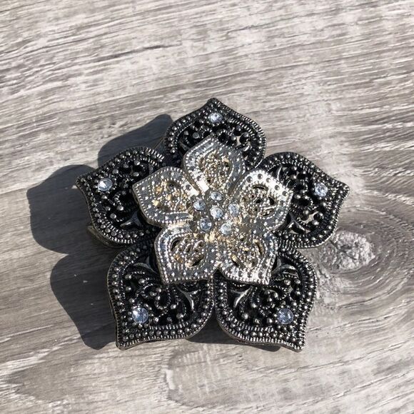Accessories - Beautiful large flower belt buckle